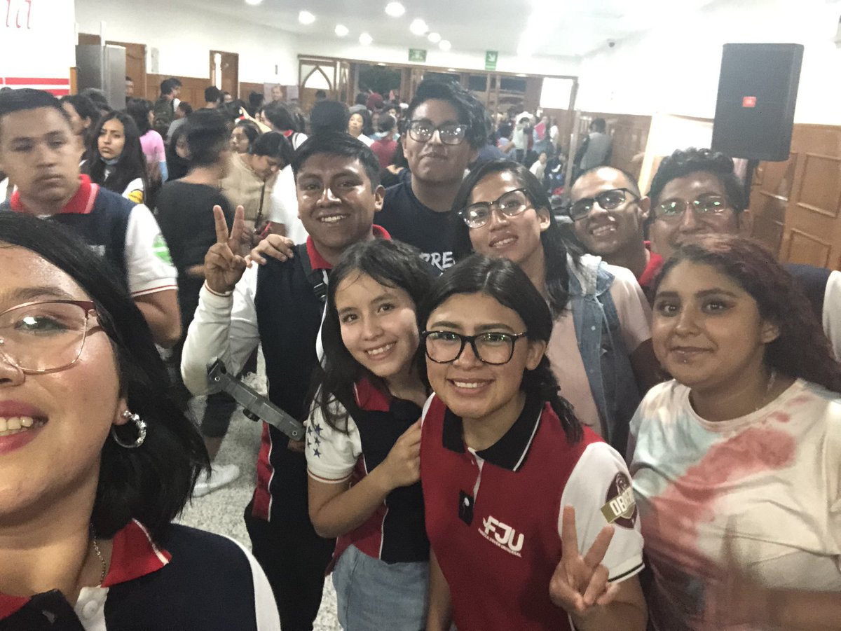 CaroSantiago032's tweet photo. A lado de maravillosas personas!!!  
#MegaNightFJUMX https://t.co/Y76I6ZzQBK
