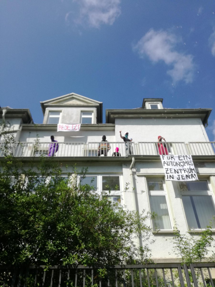 +++ Hausbesetzung in #Jena+++

Guten Morgen ihr Lieben,

seit dem heutigen Morgen halten wir das Haus im Forstweg 19 #besetzt . Das Gebäude steht seit mindestens 6 Jahren leer und wird nicht mehr genutzt. Dies wollen wir mit dem heutigen Tag ändern. #J2705