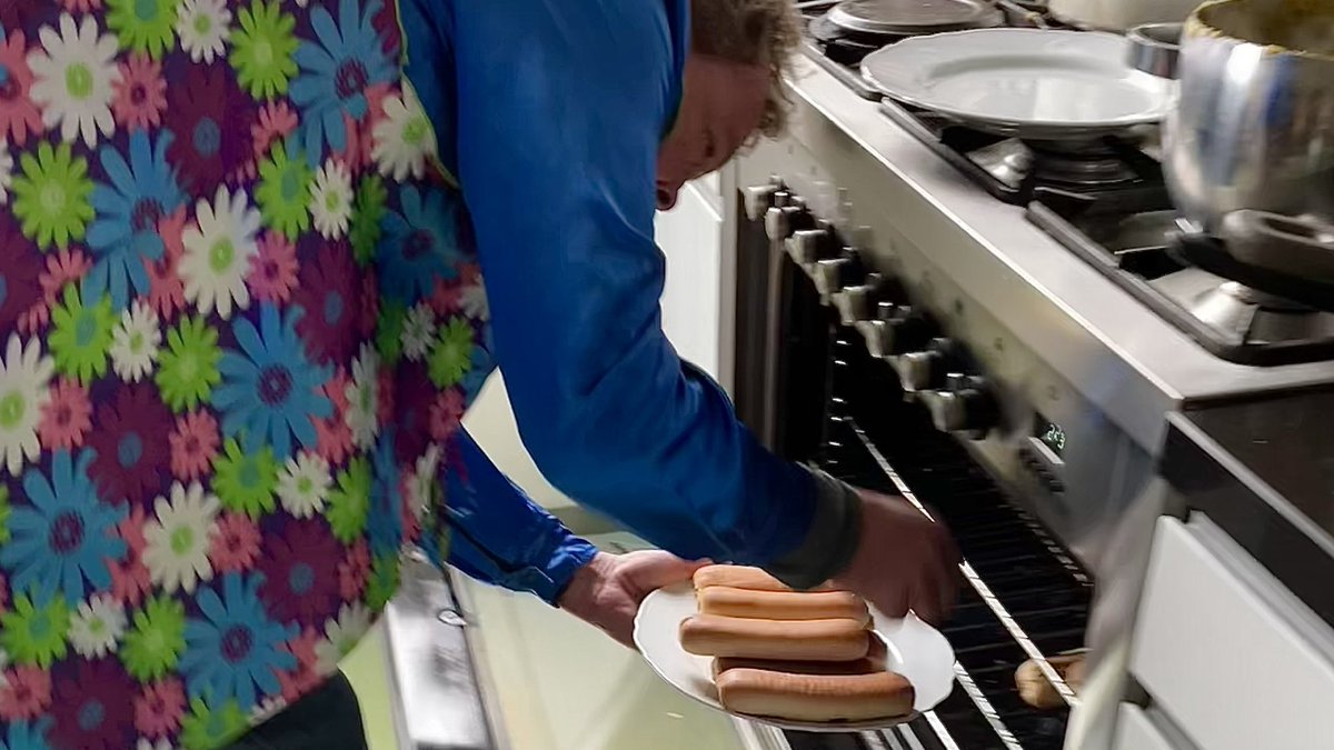 Pannelappen's tweet photo. Terugblik:

Tijdens #Carnaval heeft de commissie gezorgd voor “unne goeie bodem“ voordat we op diverse locaties in den Birrekoal muziek gemaakt hebben. https://t.co/fgueUXTWwV