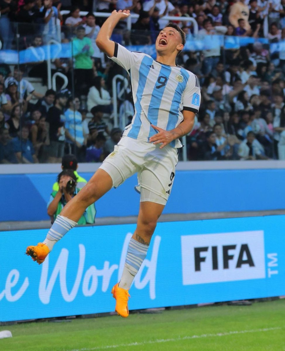 tomrobbo89's tweet image. Alejo Veliz's heading ability continues to impress me. Not many young strikers out there with that potency, particularly in an Argentine context. 

Cracking form this year and a move in the summer wouldn't surprise me. Just hope it would be to a club that plays to his strengths