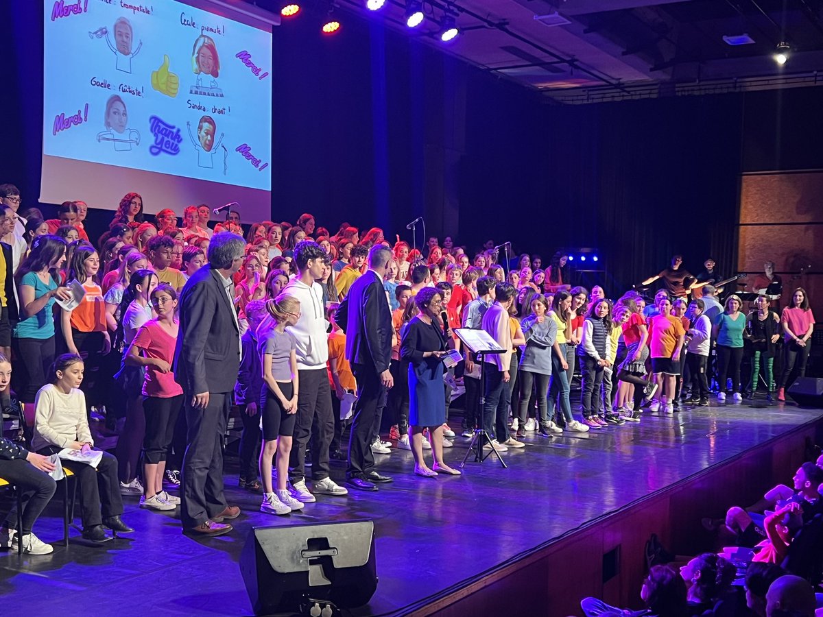 🎶 Spectacle d’exception de la #chorale des collèges de @CollegeWeyer, @CollVarennes03, Bellenaves et @FerryVichy : « Bouge de là ! »
Bravo aux élèves et à leurs professeurs pour leur professionnalisme! #ecoleinclusive #peac 
@DSDEN_03 @acclermont @BenmiloudKarim @RaphaelPerrin4