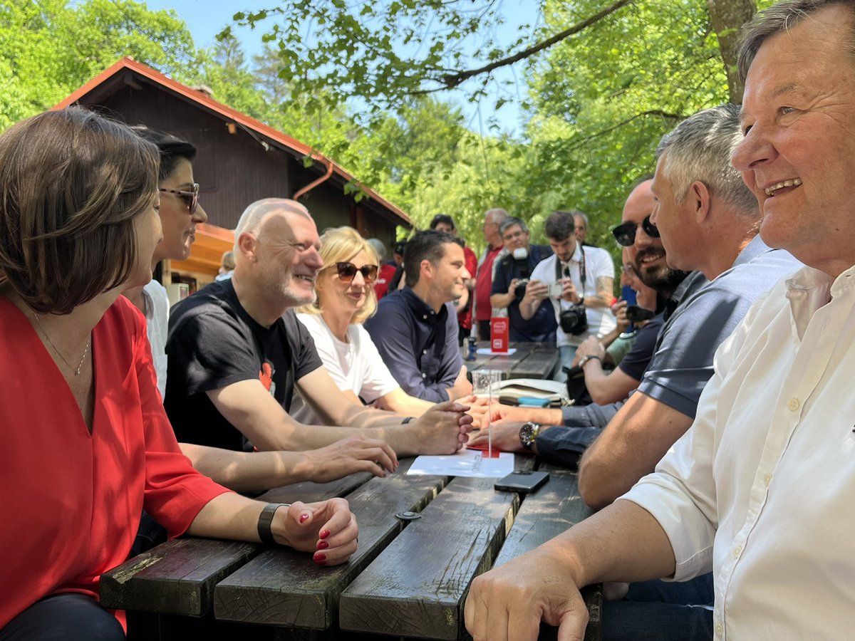 MatjaNemec's tweet photo. Mostec je danes v barvah socialdemokracije. Povezani bolj kot to želijo prikazati nekateri. Gremo naprej, v solidarno in pravično prihodnost! #povezani #enotni https://t.co/qfvyQOdnjE