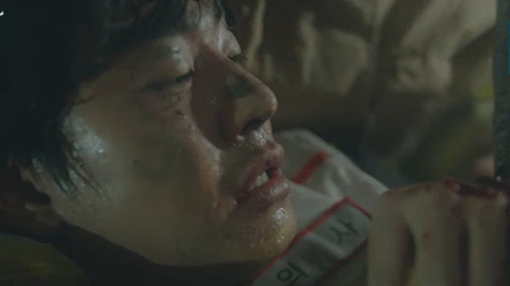 eun__xx__'s tweet photo. Woojin crying in pain while Master Kim's holding him im bawling my eyes out rn I just know Master Kim wants to take away the pain at this very moment

how did get to here god this isn't the father-son moment i wanted ):

 #DrRomantic3Ep10 https://t.co/5QY9XJK8fd