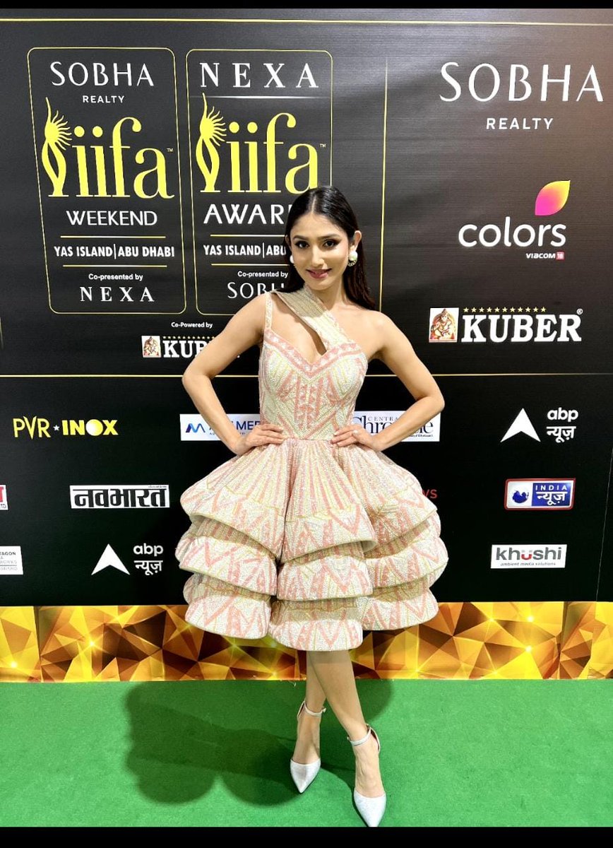 PeepingMoon's tweet photo. #DonalBisht looks gorgeous as she gets spotted at the green carpet of #Iffarocks
@DonalBisht #IIFA https://t.co/1iaroKMXvV