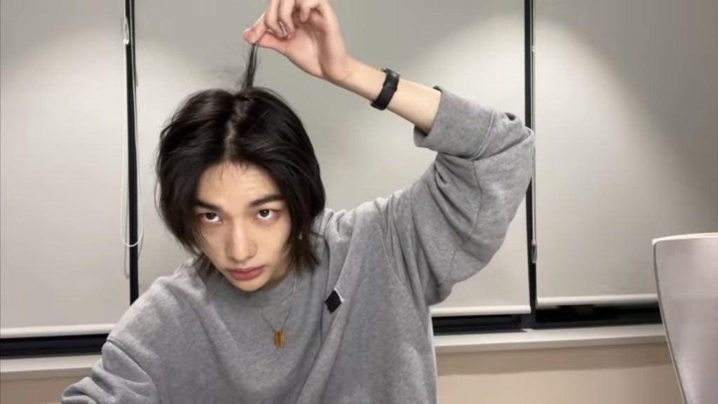 yslcheol's tweet photo. 🥟: my hair is long already right
🥟: what do i do, do you know my hair at the back is shorter https://t.co/1Zjbh1Fdx8