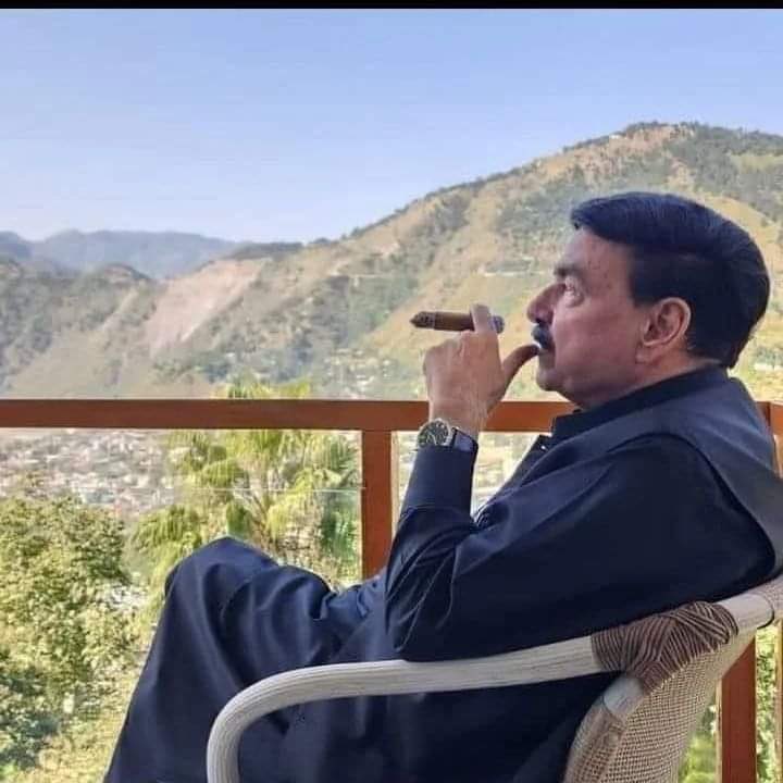 موجودہ حالات اور شیح رشید 

موجودہ حالات میں شیخ رشید ایک اچھوتے شخص ہیں ایجنسیاں حیرت زدہ ہیں کہ ان کا کیا کیا جائے

اول ۔۔۔ انہیں پی ٹی آئی چھوڑنے کا نہیں کہہ سکتے کیونکہ شیخ کبھی پی ٹی آئی میں تھے ہی نہیں ,

دوم ۔۔۔ان کی پارٹی بھی نہیں توڑ سکتے کہ اس پارٹی میں ایک ہی بندہ ھے