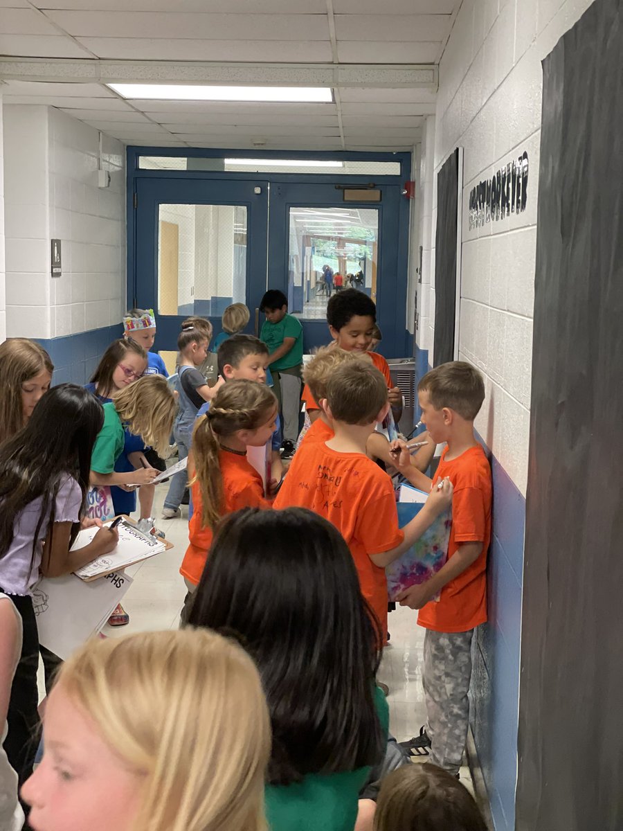 marnellandrea29's tweet photo. Yearbook and shirt signing day was a success! @VV_Voyagers #fabulousfirsties #onemoredaytogo https://t.co/vaz6NdLFWM