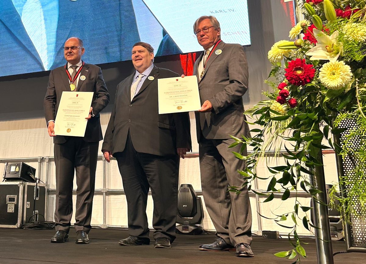 Velmi nás těší, že Libor Rouček a Christian Schmidt, předsedové Česko-německého diskusního fóra, obdrželi během dnešního Sudetoněmeckého dne v Regensburgu evropskou cenu Karls-Preis. Srdečně gratulujeme!

Foto: Sudetendeutsche Landsmannschaft #karlspreis