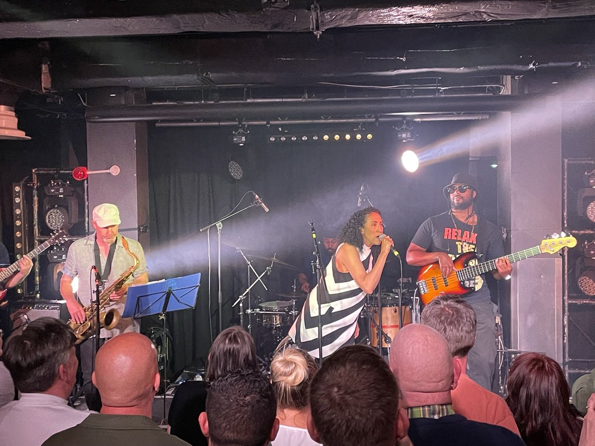 lauriebrennan's tweet photo. Had a brilliant night at the @RhodaDakar album launch with @EverlyPregnant support. Massive thanks to @beartreerecords for making it happen 👏👏👏👏👏👏 #versiongirl https://t.co/lDw0wrVgb4