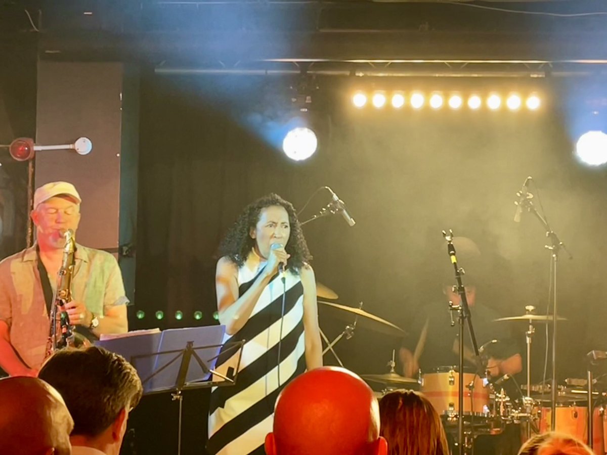 lauriebrennan's tweet photo. Had a brilliant night at the @RhodaDakar album launch with @EverlyPregnant support. Massive thanks to @beartreerecords for making it happen 👏👏👏👏👏👏 #versiongirl https://t.co/lDw0wrVgb4