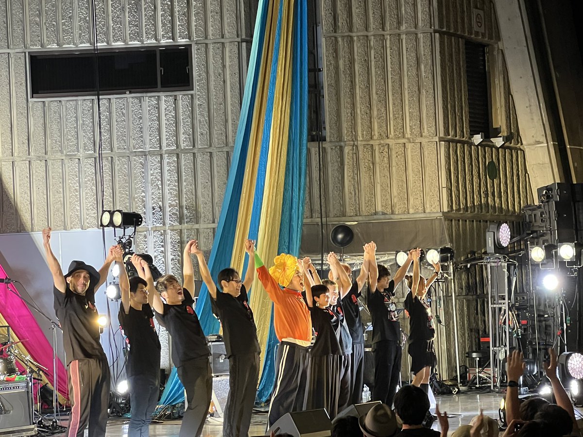 お天気の良い外のライブは気持ち良い☀️
思いっきり一緒に歌ったし、踊り狂ったしで、全曲32曲！録画もオッケーだったけど、撮るより踊りっぱなしだったので、心のシャッターに残しておいたわ📸

#マハラージャン野音