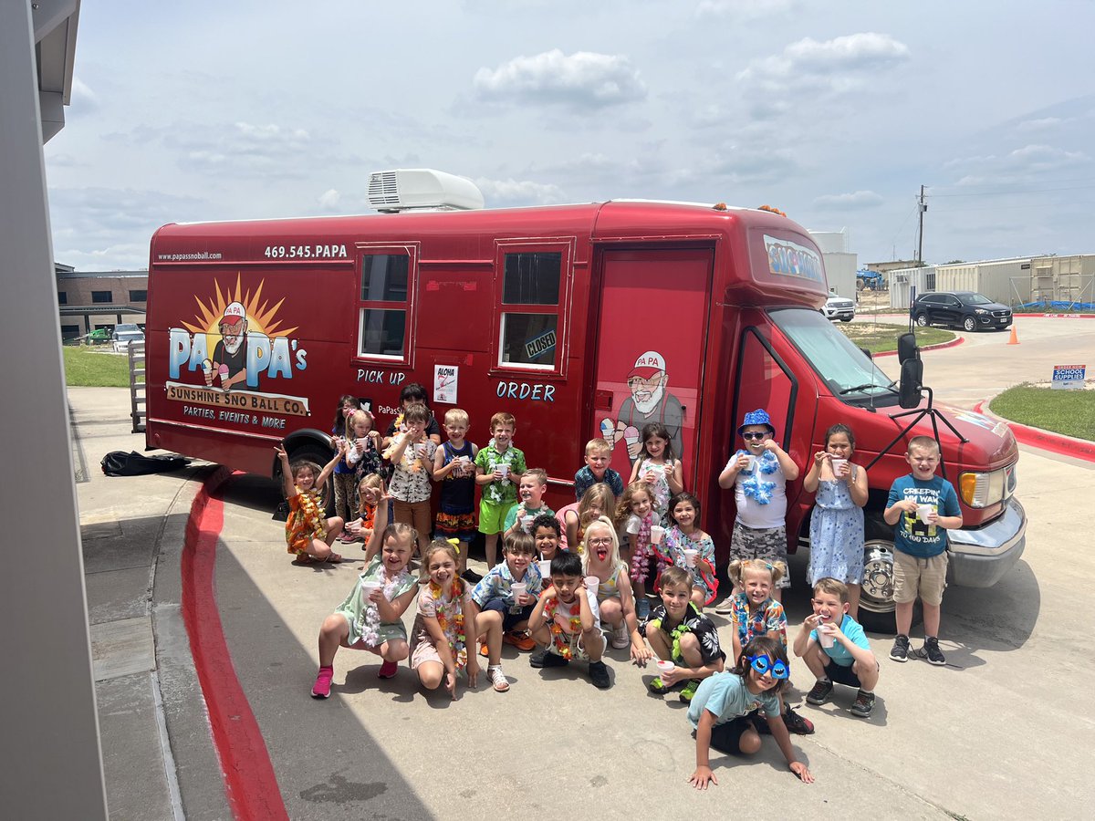 7HillsNISD's tweet photo. Aloha Day was a blast!  The day was full of STEM activities, luau games, and snow cones! Thank you PTA for the end of year snow cone treat! https://t.co/wnWRVmIyzd