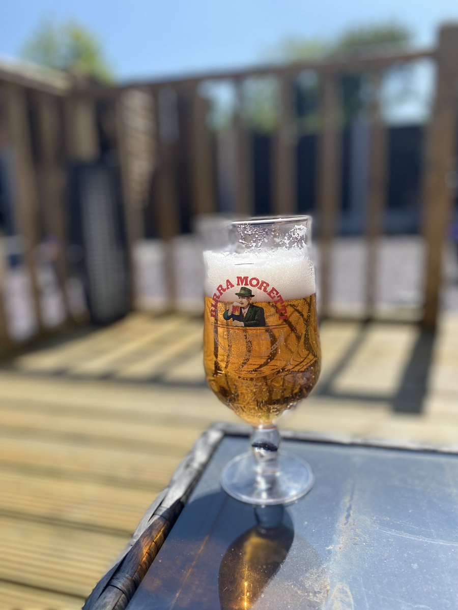 mackymc28's tweet photo. Only one thing for it on a day like today 
🍺🍺🍺
#BankHolidayWeekend #beer #beerinthesun https://t.co/vRiKTx1qaQ