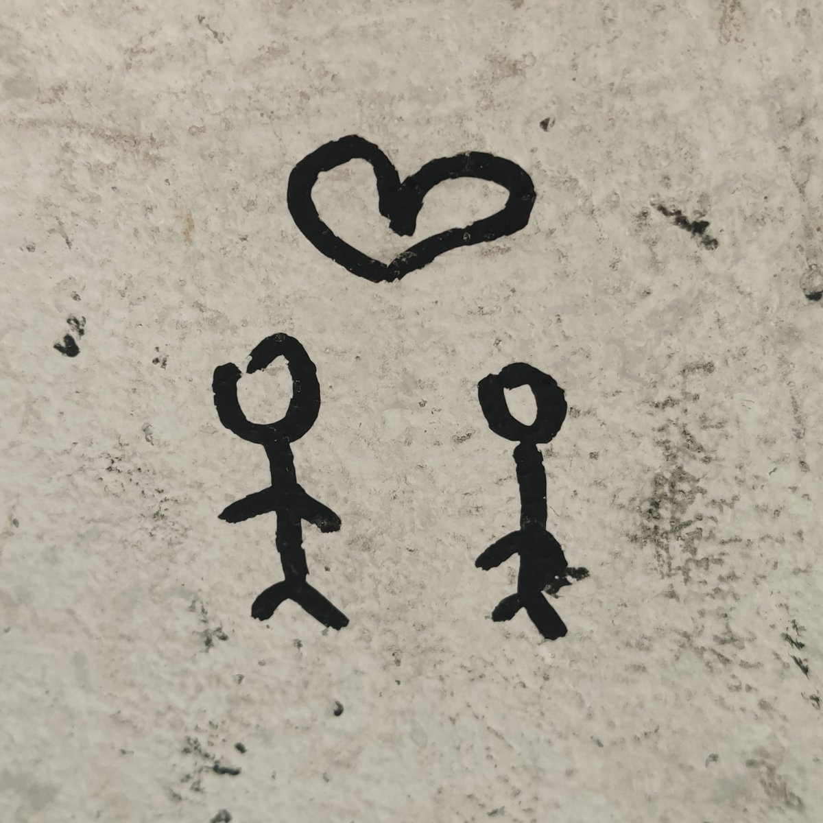 Anche sui muretti in un centro commerciale... l'amore vince sempre! 💕