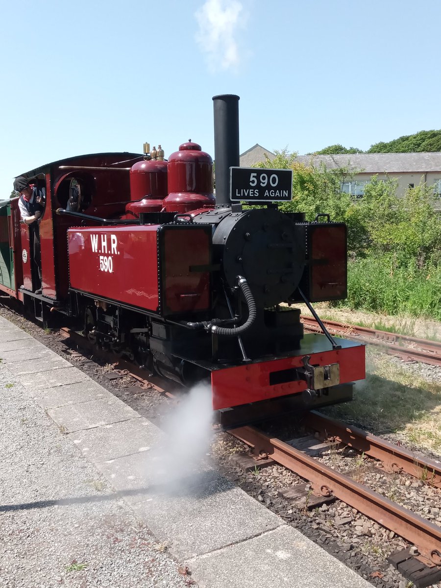 Getting to know the #Baldwin 10-12-D class loco 794 a.k.a. WHR 590 at the #narrowgauge Welsh Highland Heritage Railway in #Porthmadog 🏴󠁧󠁢󠁷󠁬󠁳󠁿🇬🇧🇪🇺😎👍

@NarrowGaugeWrld @NarrowGaugeBlog @RailfanDepot @BBCWalesNews @Wales_On_Rails @Gr8LittleTrains