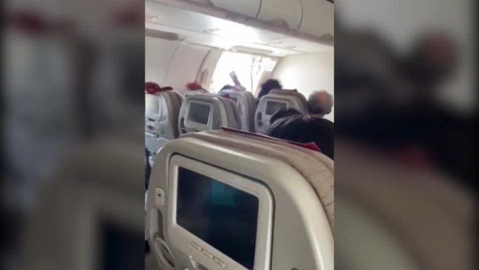 ‘দমবন্ধ’ লাগায় আকাশে প্লেনের দরজা খুলে দিলেন যাত্রী
