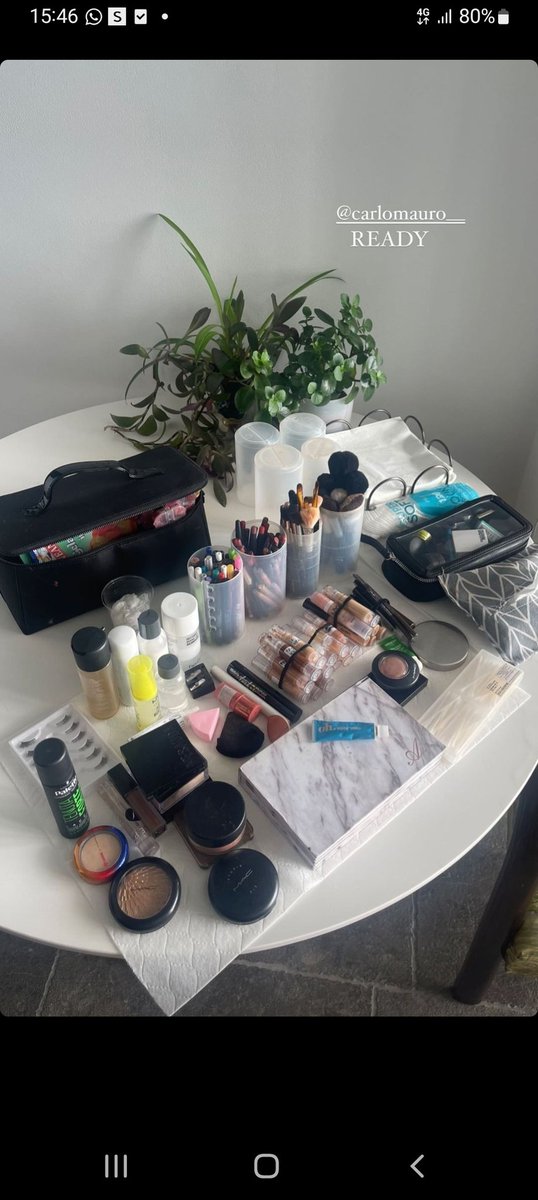 arsolblu's tweet photo. #solearmy io in tutto ciò mi sto domandando solo perché ci sia della gelatina nella trousse😂 https://t.co/C1cLMVUYee