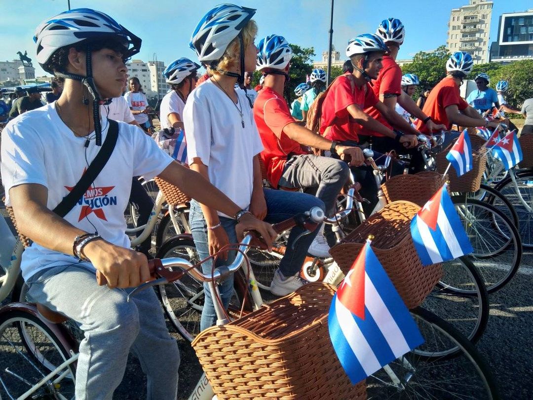 #UnaMejorJuventud se erige como arquitectos de los <a href="/Puentesdeamor1/">Puentes de amor</a>.

Convencidos de que siempre será #MejorSinBloqueo, la juventud internacional se hace partícipe en la Jornada de Solidaridad con Cuba🇨🇺 y se muestran favorables al fin del bloqueo.