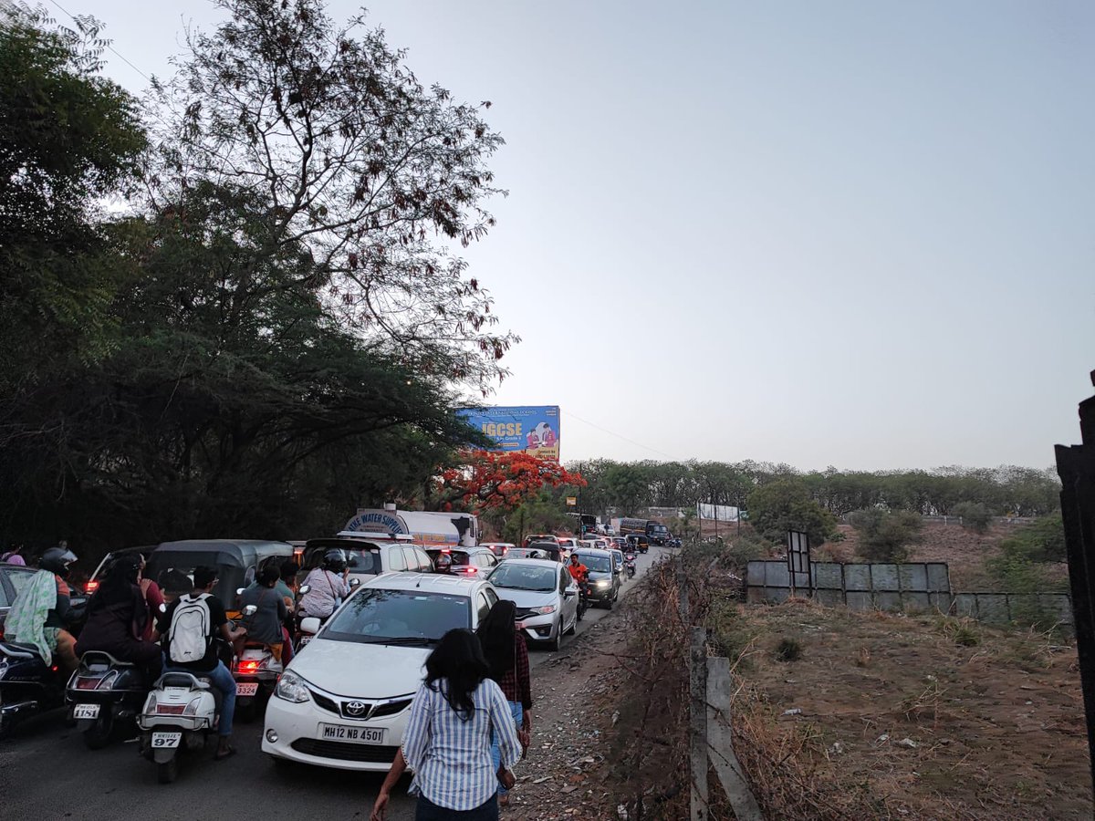 pulse_pune's tweet image. A daily routine of choc-a-bloc on NIBM Undri road right now. A police vehicle has stopped moving due to some issue which has caused to heavy traffic. @PMCPune #NIBM #Kondhwa #NyatiCounty #Mohamadwadi
@PuneCityTraffic
@renukasuryavan3