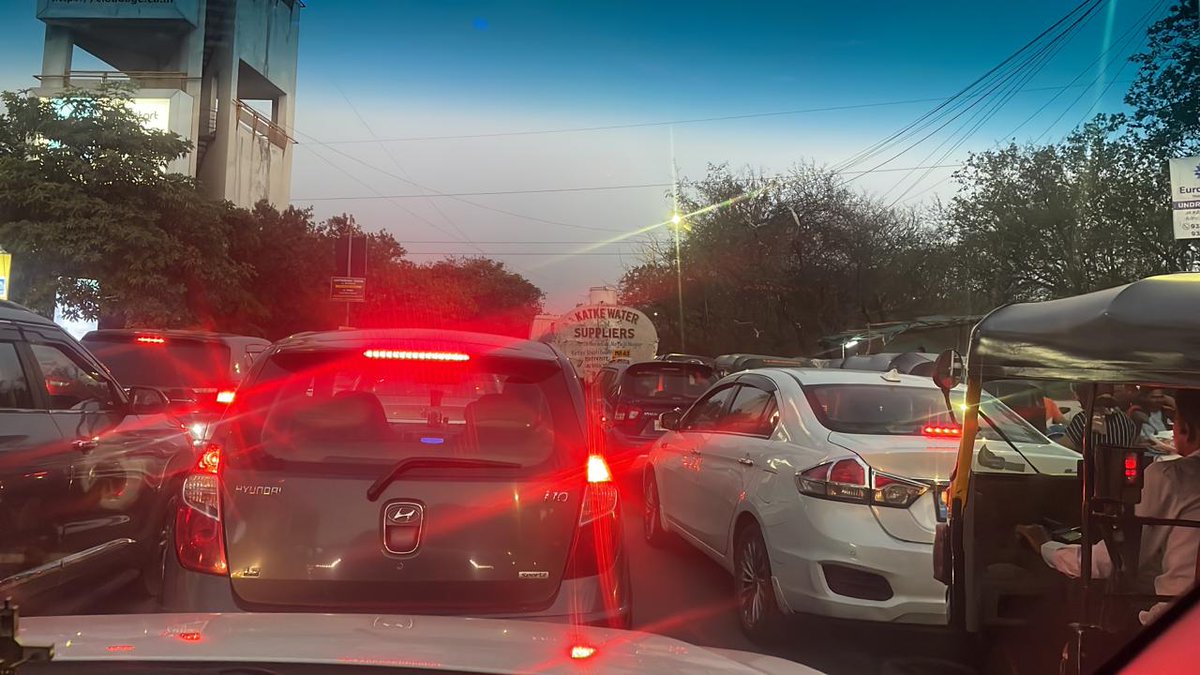 pulse_pune's tweet image. A daily routine of choc-a-bloc on NIBM Undri road right now. A police vehicle has stopped moving due to some issue which has caused to heavy traffic. @PMCPune #NIBM #Kondhwa #NyatiCounty #Mohamadwadi
@PuneCityTraffic
@renukasuryavan3