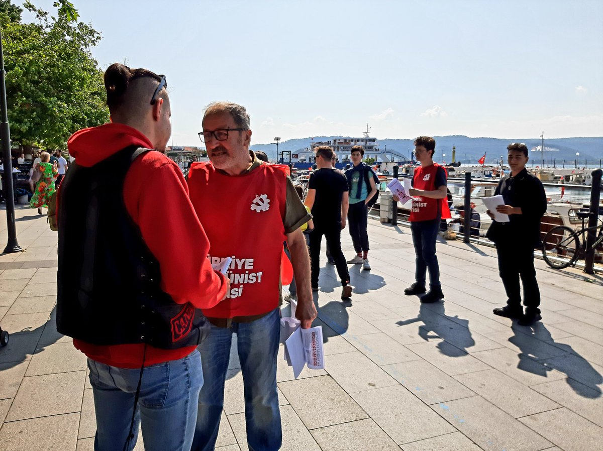Bildirilerimizle Çanakkale sokaklarındayız.
Sandığa gideceğiz, Erdoğan’ı yollayacağız ve bu karanlık günlerde payı olan herkesle hesaplaşacağız. 
Bu daha başlangıç, mücadeleye devam…