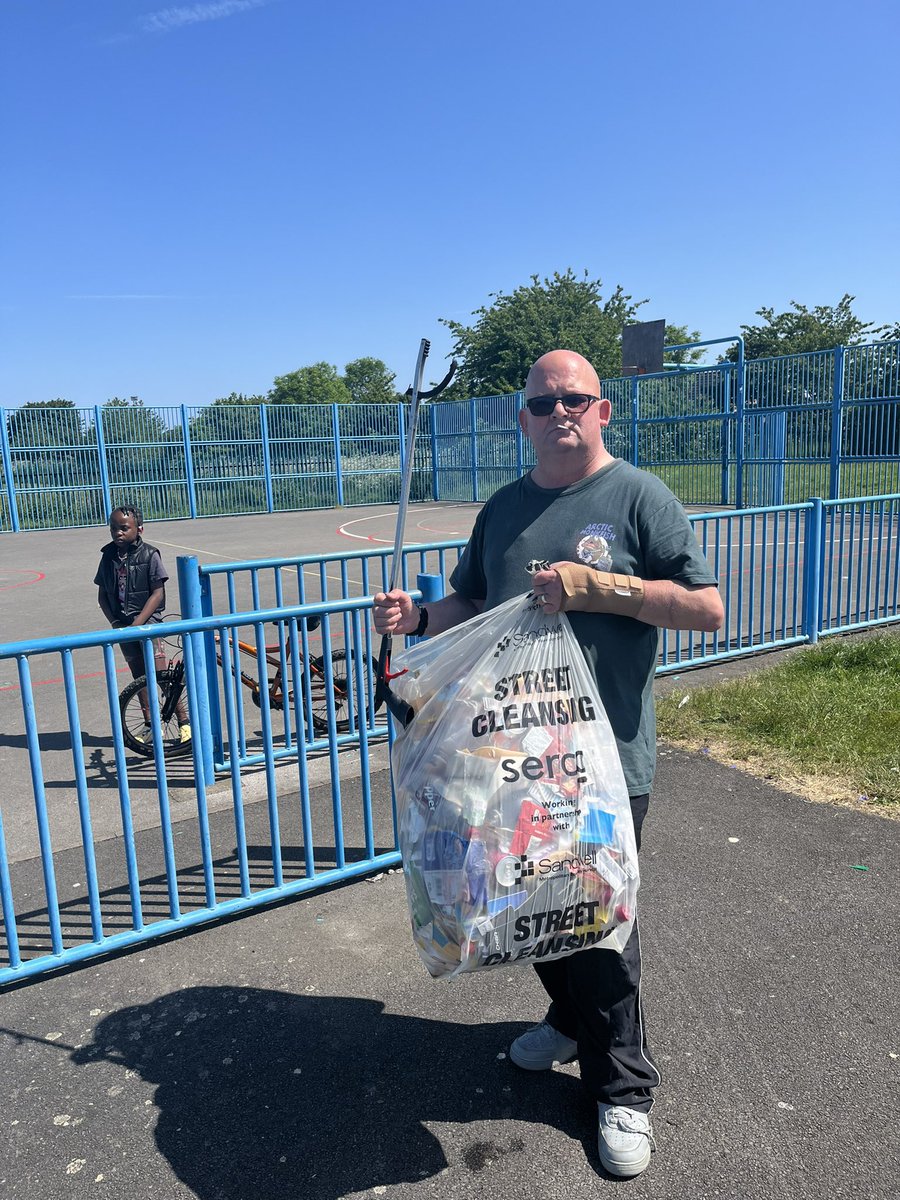 While @LeisurelyPedal were  teaching the #children to #bike ride, Ian did a #litterpick, removing a bag for collection from Friar Park MUGA WS10 0JS 👍🏻

Thank you Andy & Ian! ☺️

#litterwatch #adoptastreet #volunteersmatter #sandwell

@SercoESUK  @sandwellcouncil