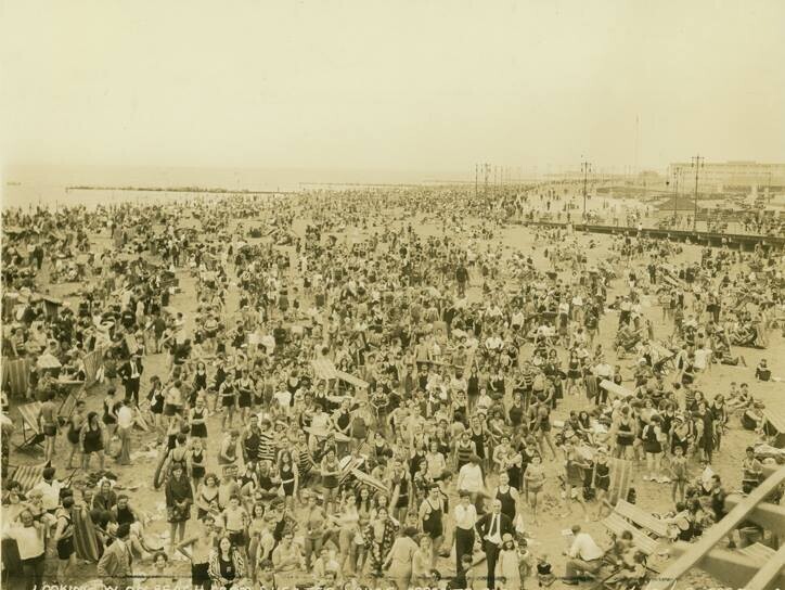 It’s #MemorialDay weekend and you know what that means – it’s time to hit the beach! These #NYTMCollection photos show Manhattan Beach in 1878, Coney Island in 1910, and Rockaway Beach in 1929. What’s your favorite #NYC beach?