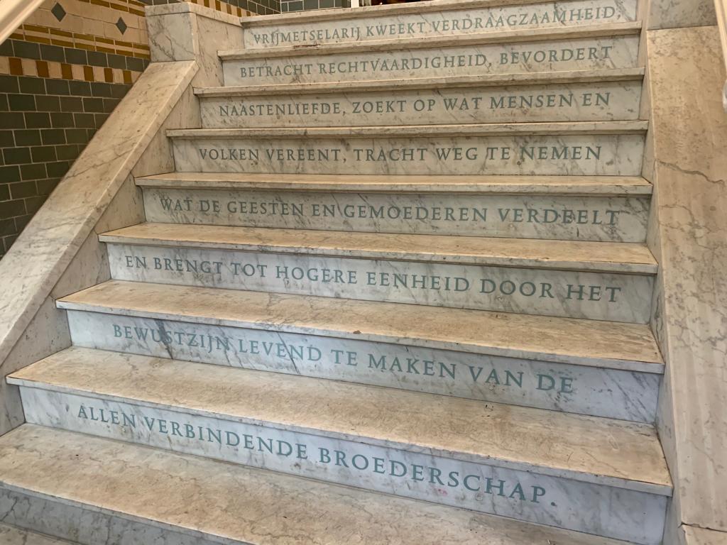 HetAzurenGewelf's tweet photo. 🌍🔍 Het verlangen om onszelf beter te leren kennen is tijdloos. Hoe ontdek je de betekenis van jouw leven en maak een zinvollere rol mogelijk in het creëren van een betere wereld? In onze loge in Leeuwarden verkennen we wekelijks onze eigen weg naar zelfkennis, #Zingeving https://t.co/PKHWZVKjUM