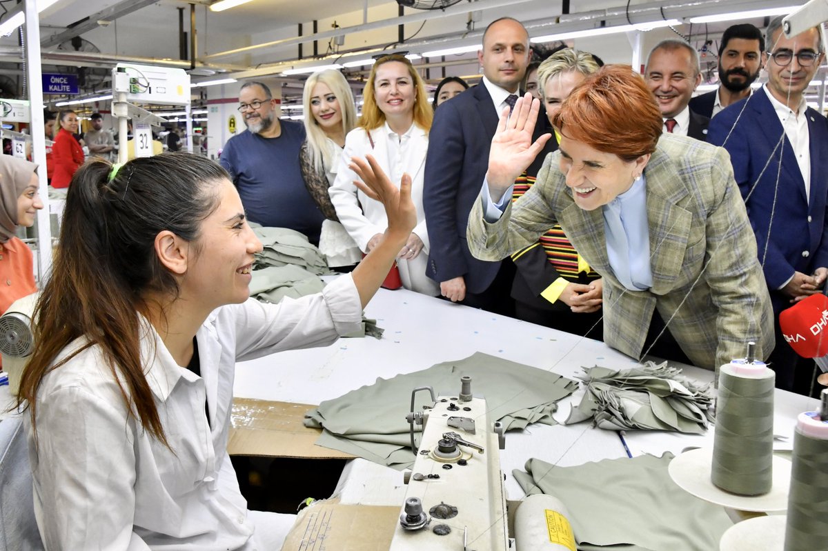 meral_aksener's tweet photo. Bugün Sancaktepe’de tekstil işçilerimizle bir aradaydık.

Emekleri yok sayılan işçilerimiz ve görmezden gelinen kadınlar için artık hak yerini bulacak. 

Yarın millet olarak hep birlikte kazanacağız! ☀️🫶🏻 https://t.co/oe2OeosM3F