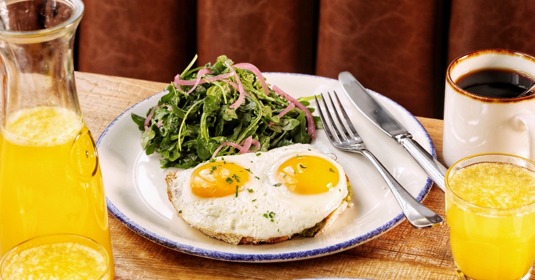 Off to brunch, be back never! We're ready to enjoy brunch on the patio and bottomless mimosas! 🍳🥂🍊

📸 MADN Agency

#landandlakeravenswood #brunch #chicagofood #chicagobrunch #mimosas #eggs #breakfast #mimosa