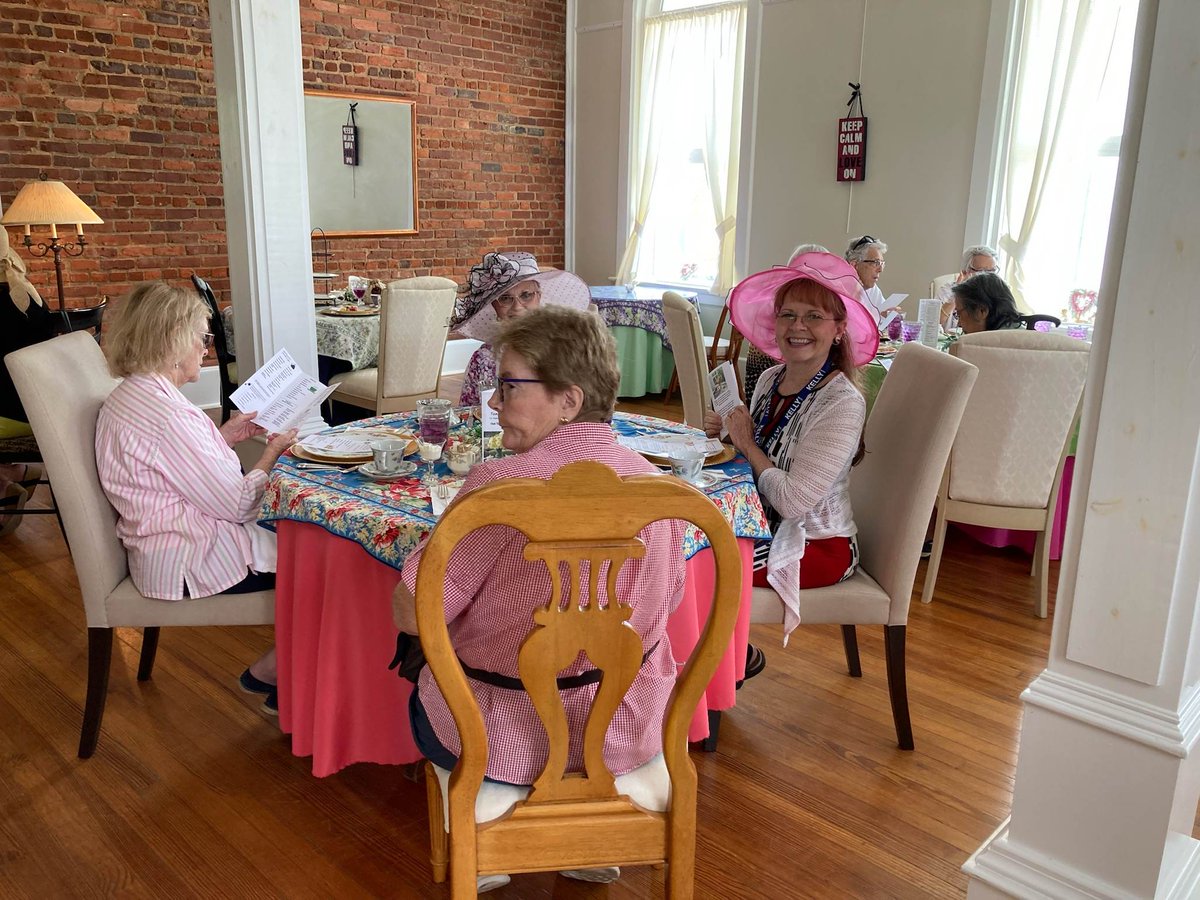 We had an incredible and memorable time at the beautiful Swan Lake Iris Gardens and Laura’s Tea Room!

They spent the day strolling through the beautiful gardens before sitting down for High Tea overlooking historic Ridgeway. 

#Kellytours #adulttravel #excursionsbykelly