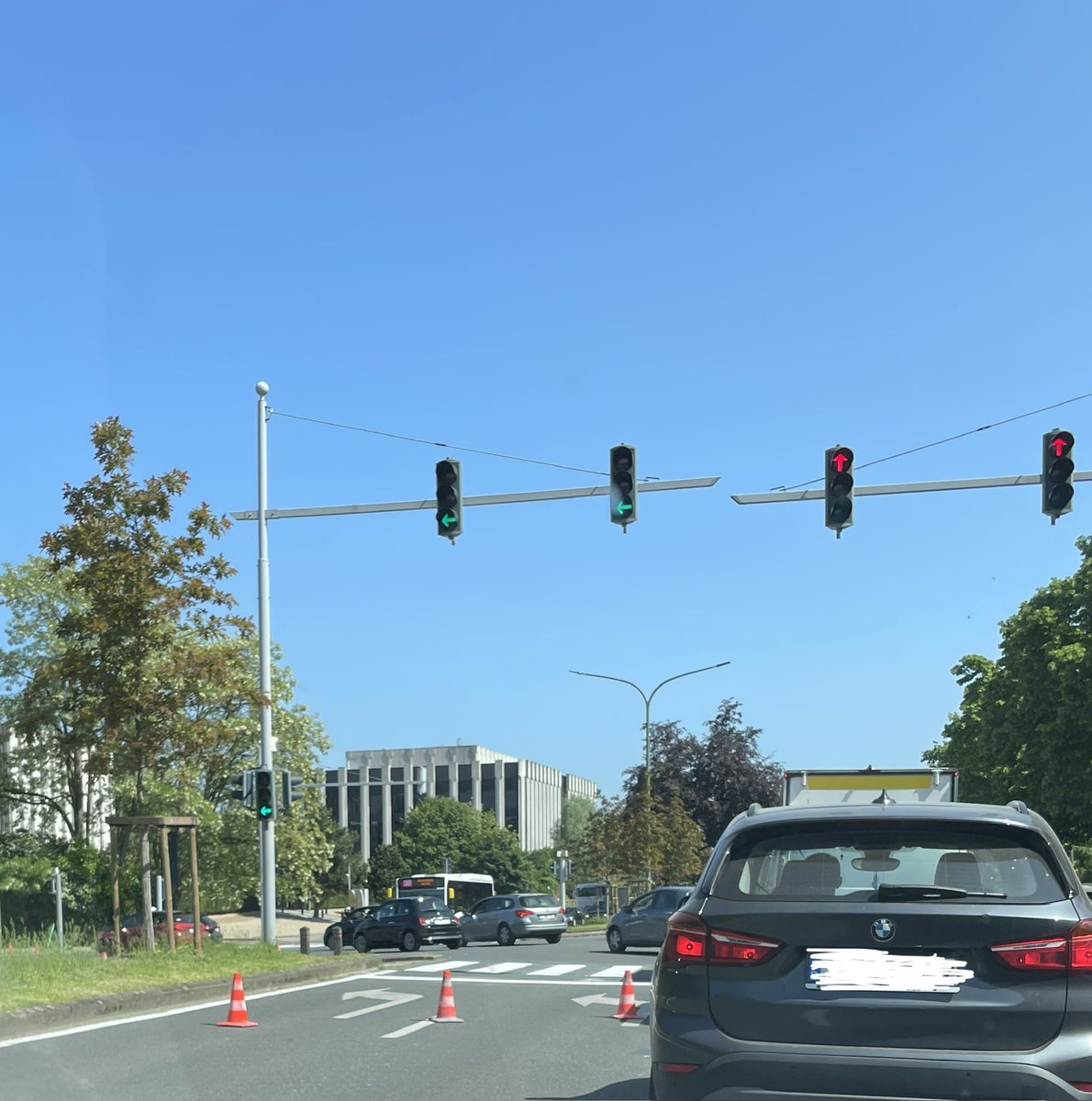plotxy's tweet image. Is this the safest way to paint @dimitristrobbe? Boulevard de la Woluwe, blocking completely the traffic light for people going left leaving them in the blind?