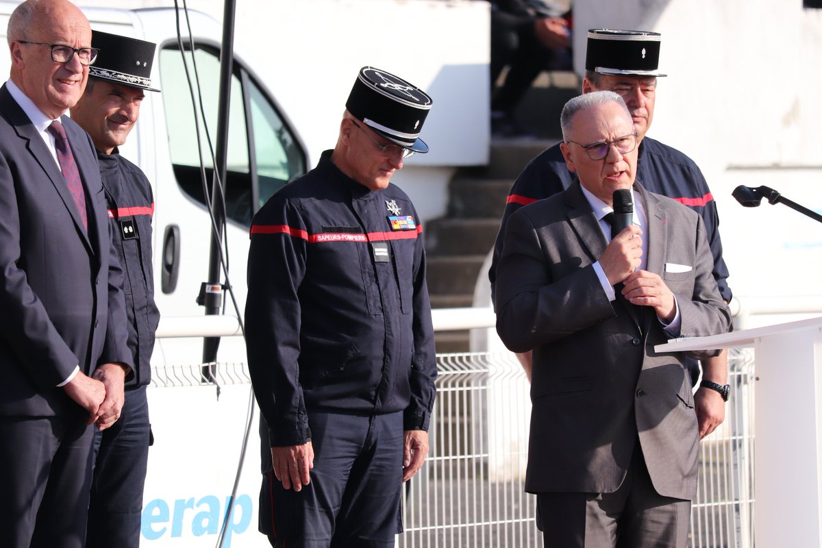 Prefet63's tweet photo. Cérémonie d'ouverture, ce matin, de la finale régionale du parcours sportif sapeurs-pompiers et épreuves athlétiques en présence du préfet, du président CASDIS63, élus locaux notamment

L'occasion pour le Préfet de saluer et de remercier les SP pour leur engagement au quotidien. https://t.co/jvDkgNfnSr