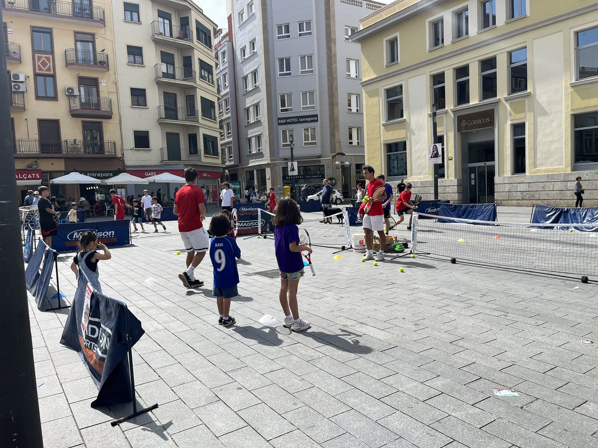 🔴⚪️ Activitats grana a la Plaça Corsini de Tarragona fins a les 14 h

👍🏼 Vine a gaudir dels tallers per a totes les edats i de 13-14 h sorteig de la rifa per tots els que han col•laborat

📸 <a href="/Dan1Parra/">Dani Parra</a> i <a href="/el_lupu/">✌Andrei✌</a> 

❤️ Fes la teva donació d’aliments a la <a href="/FBonanit/">Fundació Bonanit</a> 

#DestíNàstic