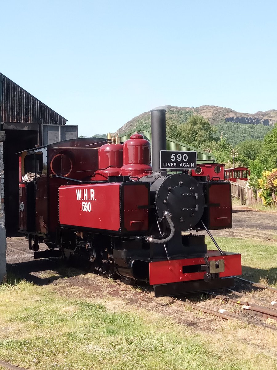 #narrowgauge #Baldwin 10-12-D class locomotive number 794 a.k.a. WHR 590 in steam at Gelert's Farm on the Welsh Highland Heritage Railway in #Porthmadog whr.co.uk 🏴󠁧󠁢󠁷󠁬󠁳󠁿 History in the making!