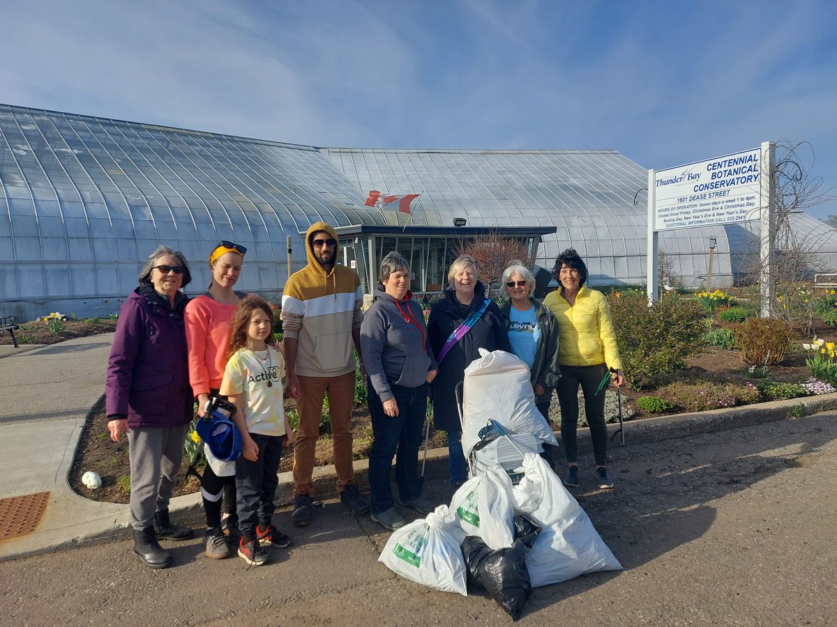 friendsTBcon's tweet photo. A big thanks to the wonderful group of #volunteers who did a #SpringCleanUp of the grounds and area around #ThunderBay's Centennial Botanical Conservatory on Thursday evening. Well done all!
#TBayLovin #TBay #SpringUpToCleanUp #spring
(photo courtesy of Hafi Ahmed Sayed) https://t.co/QYhVhG2crS