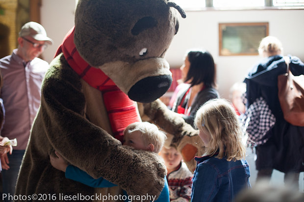 kidslitfest's tweet photo. 📅FOUR SATURDAYS TO GO...
It's just four weeks until we're all getting together again for the UK's biggest kids' books party on Saturday 24 & Sunday 25 June, so here's one of our fave pics from #BCLF2016 to get you in the mood. Book now https://t.co/2f103B3yk3
Pic. Liesel Böckl https://t.co/oMIjxZ9zbh