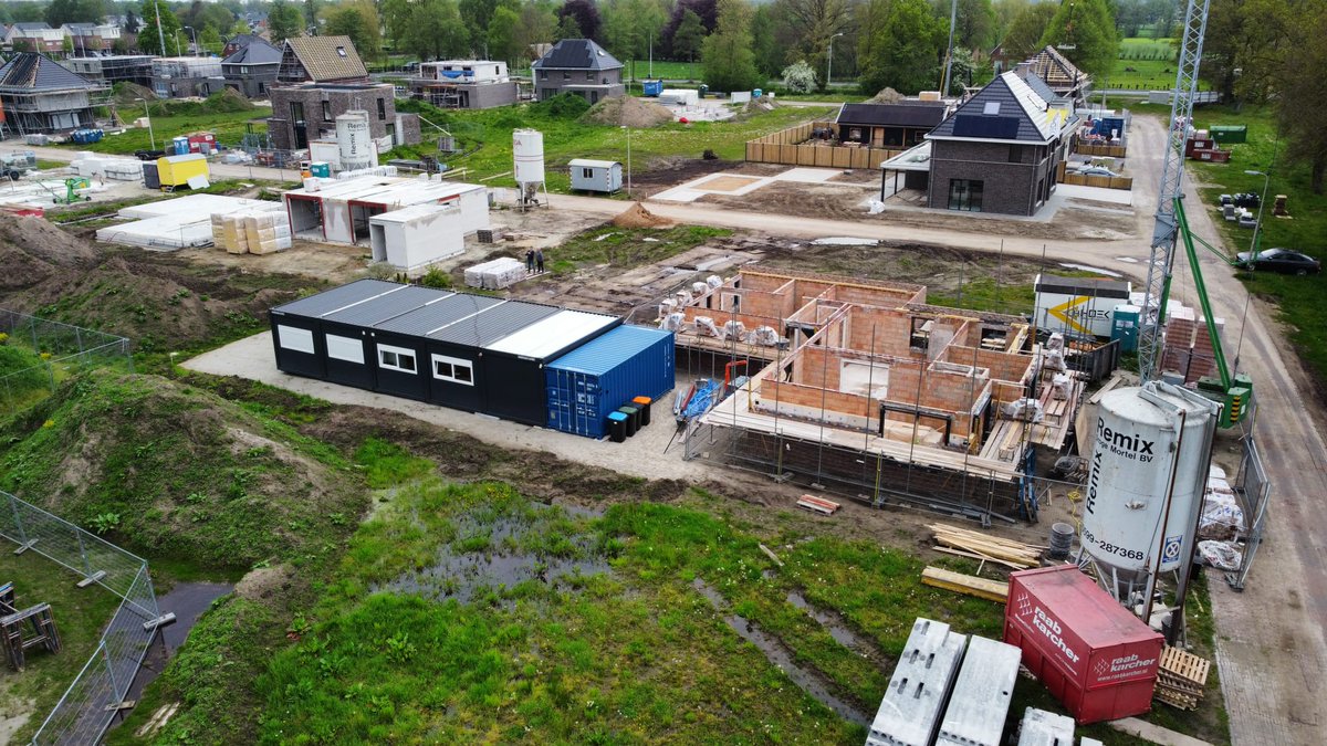 In Almelo zijn er dronebeelden gemaakt van een vrijstaande woning die Aannemersbedrijf Hoek momenteel aan het bouwen is.

Heeft u ook bouwplannen? Neem eens een kijkje op aannemersbedrijf-hoek.nl

#vakmanschap #bouwendnederland #bouwproject #bouwbedrijf  #bouwen  #almelo #drone