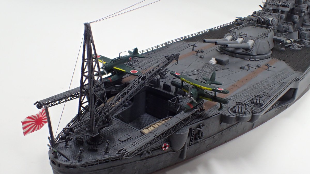 umenekon's tweet photo. 【完成】アオシマ 1/700 武蔵
塗装までして３年半放置してたのを、再塗装して完成させました。エッチング類は主にアオシマ純正、部分的にナノドレやピットロード製のパーツを使いました。迫力満点な武蔵に仕上がり凄く満足です😊
#アオシマ武蔵 #アオシマ #艦船模型 https://t.co/IDkXi16dKU