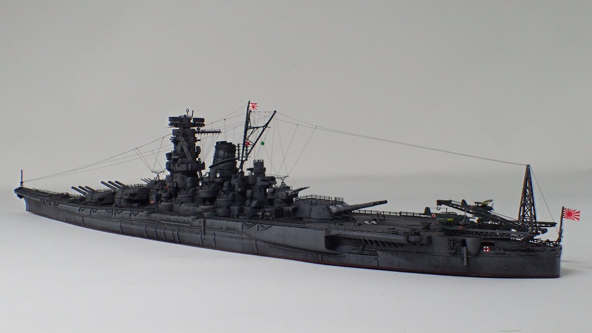 umenekon's tweet photo. 【完成】アオシマ 1/700 武蔵
塗装までして３年半放置してたのを、再塗装して完成させました。エッチング類は主にアオシマ純正、部分的にナノドレやピットロード製のパーツを使いました。迫力満点な武蔵に仕上がり凄く満足です😊
#アオシマ武蔵 #アオシマ #艦船模型 https://t.co/IDkXi16dKU