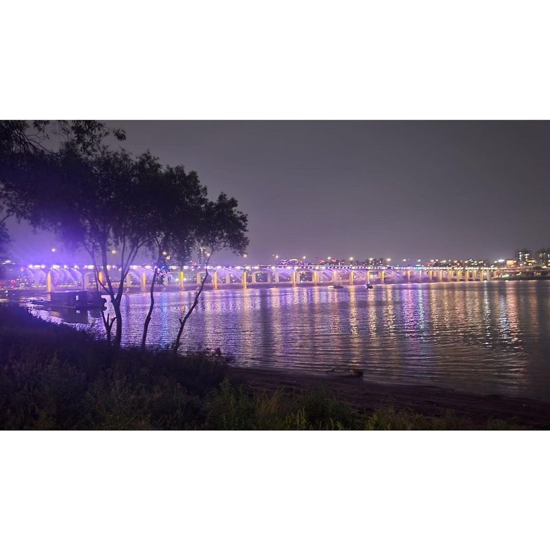 rookieski_'s tweet photo. 230527 @/sment_training

[🍞] I liked the Han River that I came out with after a long time, the wind was cool and the night view was pretty

#SMTR #SMTRAINEE #SM Trainee 
#NewDevelopment #TrainingUnit https://t.co/ElPT1k9lpI