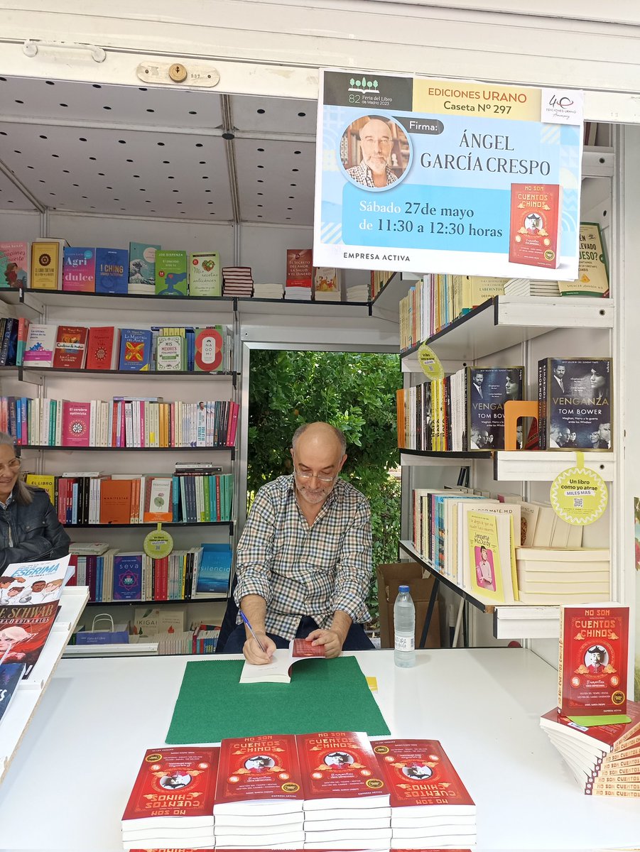 Empresa_Activa's tweet photo. Ya tenemos aquí a @angelhito firmando su libro en nuestra caseta (297). Os esperamos. #NoSonCuentosChinos #FLMadrid23 #Firmas https://t.co/Y0qMzYeiFu