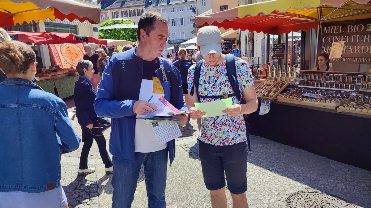 FPenaroyas's tweet photo. Distribution de tracts pour la #transalpine #LyonTurin réunion publique le 5 juin salle Pierre Cot à Chambéry. https://t.co/9cTQDtUzPV
