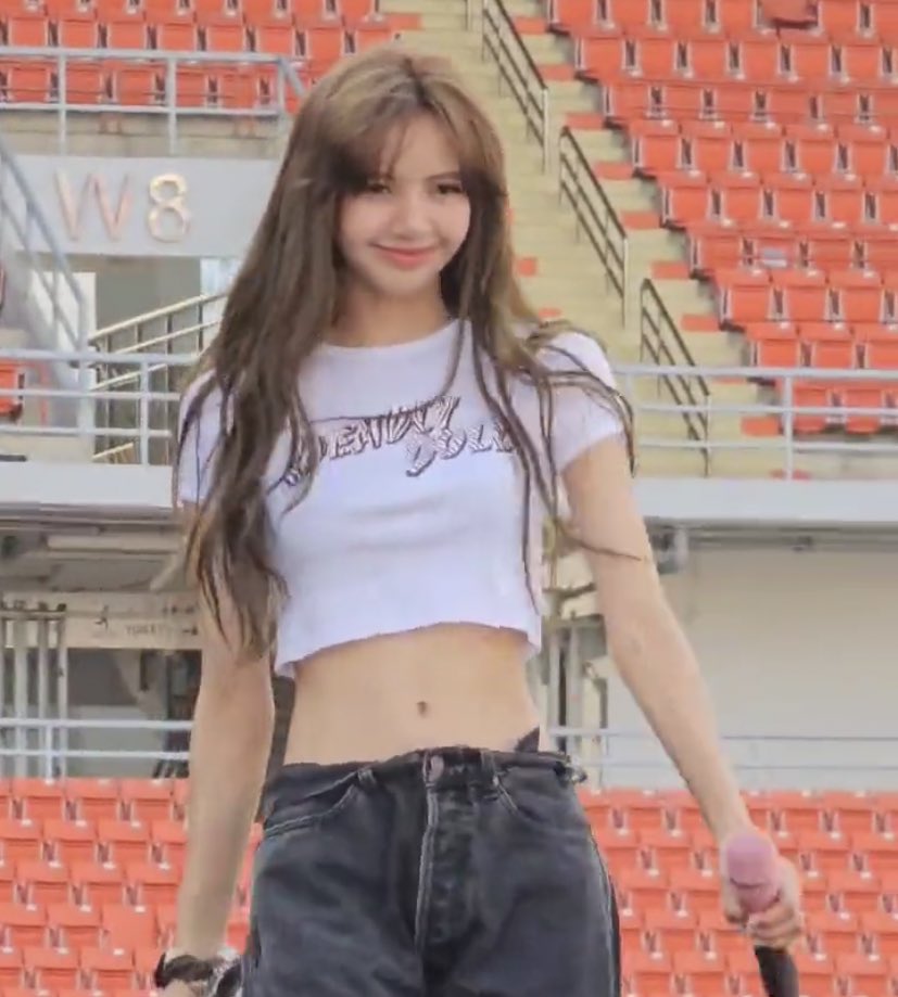 LaliceUpdates's tweet photo. doll doll doll *speechless*

ctto

LISA KON SUAY IN BANGKOK 
#ลลิษาสวยมาก https://t.co/HxwGC4c5cX