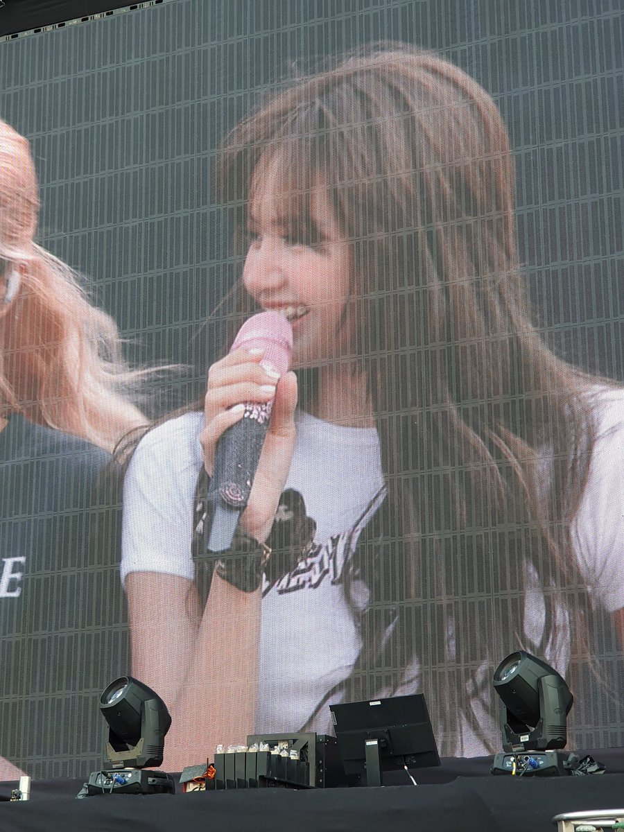 LaliceUpdates's tweet photo. doll doll doll *speechless*

ctto

LISA KON SUAY IN BANGKOK 
#ลลิษาสวยมาก https://t.co/HxwGC4c5cX