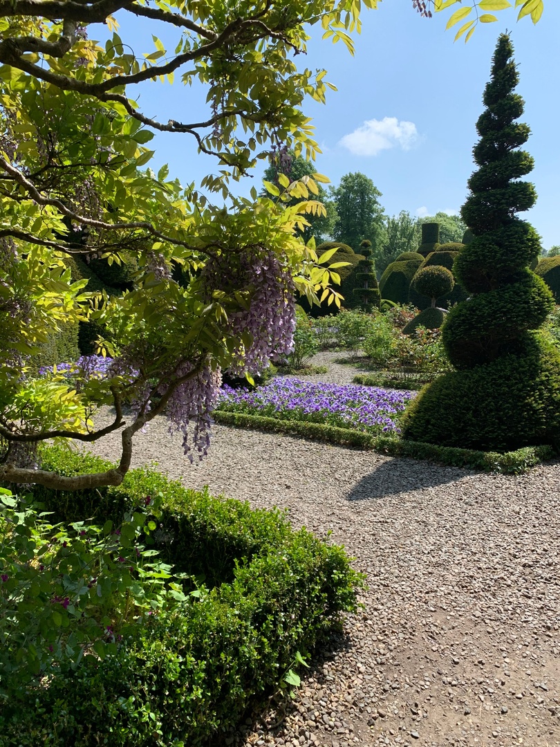The gardens are looking absolutely glorious in the sunshine.  Although we are not open today, tomorrow and Monday are predicted to be fine days too, so come along and see the wonderful topiary, planting &amp; so much more.

#Cumbria #LakeDistrict #DaysOutInCumbria