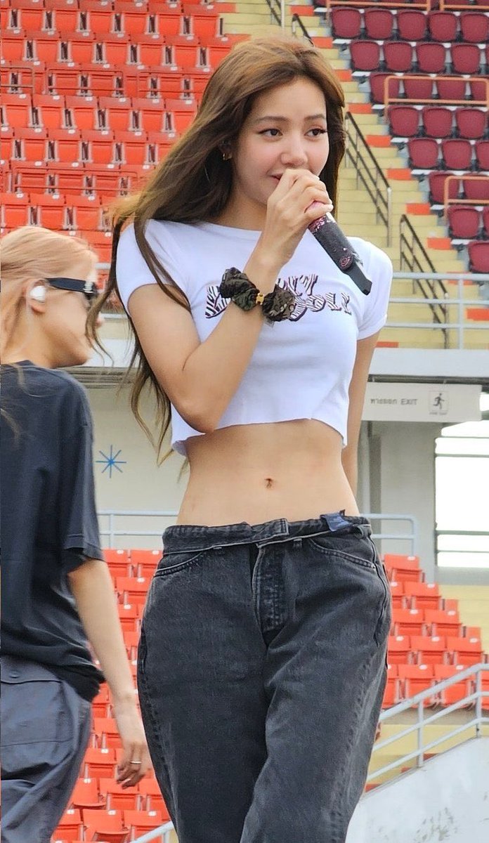 jsmtjyygyjbbjb's tweet image. ราชมังพังแล้ว ลิซ่าฮอตเกิ้น