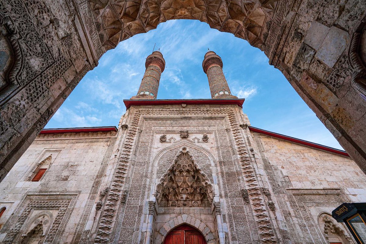 The Twin Minaret Madrasa in Sivas, with its stunning crown gate, is an architecture lover’s safe place. #Sivas

📸 IG: beycelebi