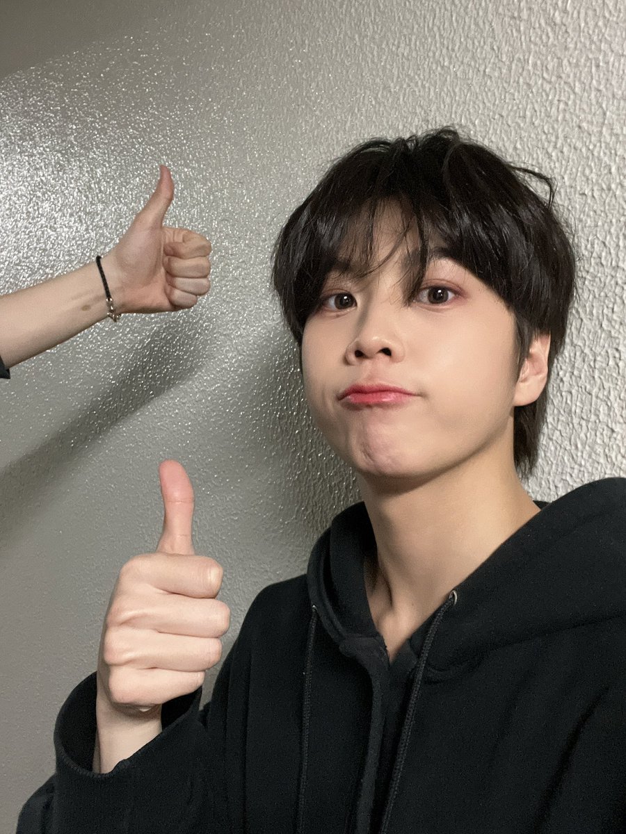 VIENX_FRANCE's tweet photo. 𝐕𝐈’𝐄𝐍𝐗 𝐅𝐑𝐀𝐍𝐂𝐄 (비엔엑스 프랑스)

" 𝐉'𝐞𝐭𝐚𝐢𝐬 𝐬𝐢 𝐡𝐞𝐮𝐫𝐞𝐮𝐱 𝐝𝐞 𝐯𝐨𝐮𝐬 𝐫𝐞𝐧𝐜𝐨𝐧𝐭𝐫𝐞𝐫 𝐚𝐮𝐣𝐨𝐮𝐫𝐝'𝐡𝐮𝐢 !!𝐎𝐧 𝐬𝐞 𝐫𝐞𝐯𝐨𝐢𝐭 𝐥𝐚 𝐩𝐫𝐨𝐜𝐡𝐚𝐢𝐧𝐞 𝐟𝐨𝐢𝐬 !! 😆❤️❤️ " 

#VIENX #WONJIN https://t.co/YIH9SlxMwl