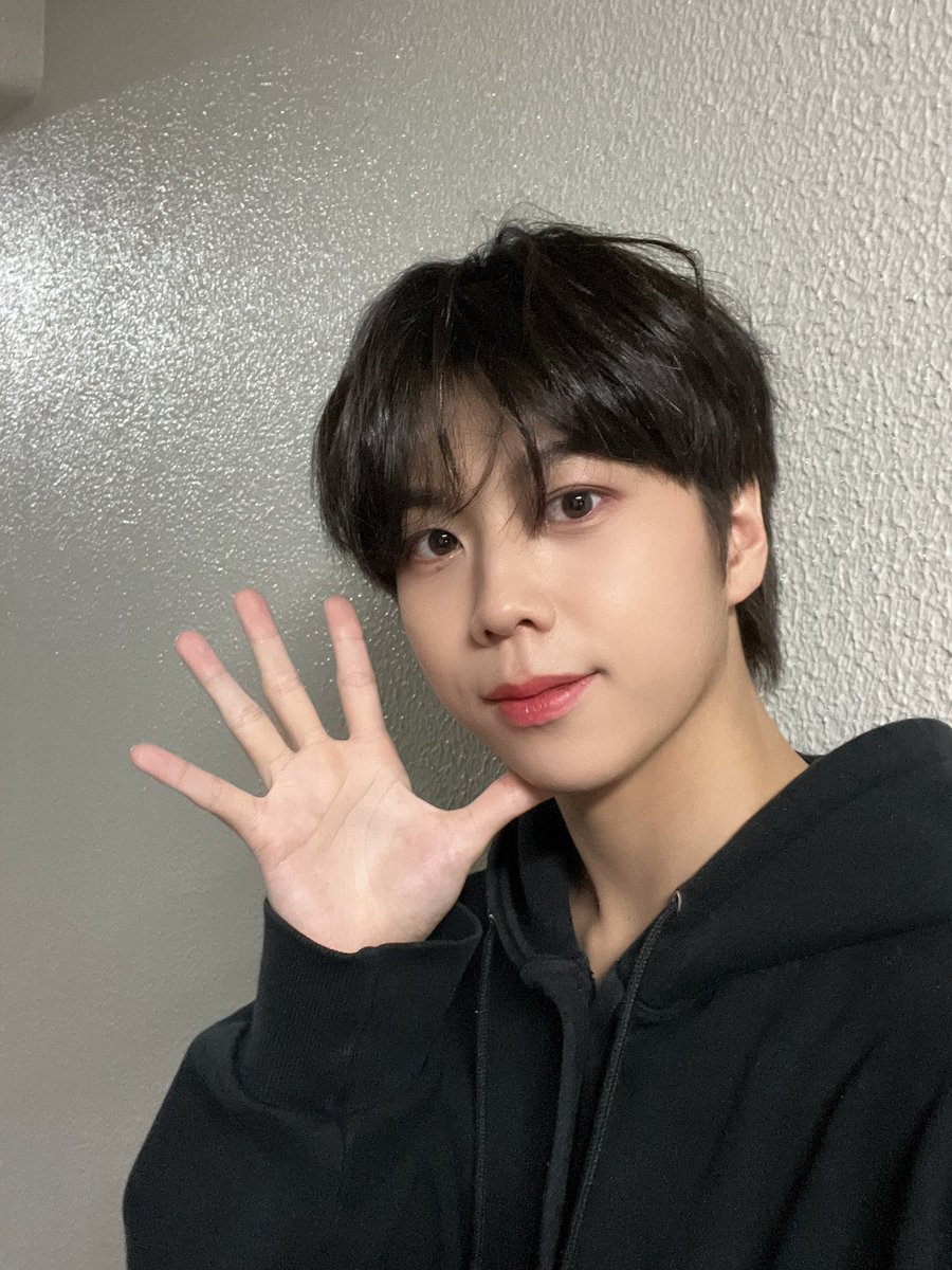 VIENX_FRANCE's tweet photo. 𝐕𝐈’𝐄𝐍𝐗 𝐅𝐑𝐀𝐍𝐂𝐄 (비엔엑스 프랑스)

" 𝐉'𝐞𝐭𝐚𝐢𝐬 𝐬𝐢 𝐡𝐞𝐮𝐫𝐞𝐮𝐱 𝐝𝐞 𝐯𝐨𝐮𝐬 𝐫𝐞𝐧𝐜𝐨𝐧𝐭𝐫𝐞𝐫 𝐚𝐮𝐣𝐨𝐮𝐫𝐝'𝐡𝐮𝐢 !!𝐎𝐧 𝐬𝐞 𝐫𝐞𝐯𝐨𝐢𝐭 𝐥𝐚 𝐩𝐫𝐨𝐜𝐡𝐚𝐢𝐧𝐞 𝐟𝐨𝐢𝐬 !! 😆❤️❤️ " 

#VIENX #WONJIN https://t.co/YIH9SlxMwl
